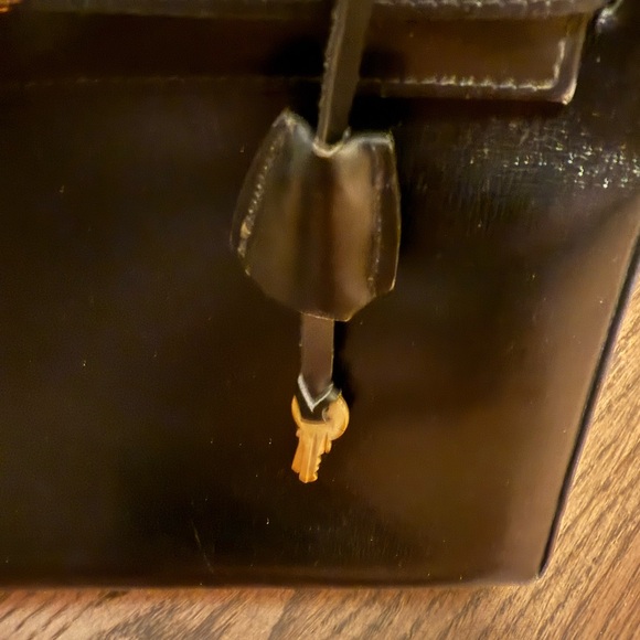 Elegant Vintage Black Leather Handbag - Picture 4 of 10